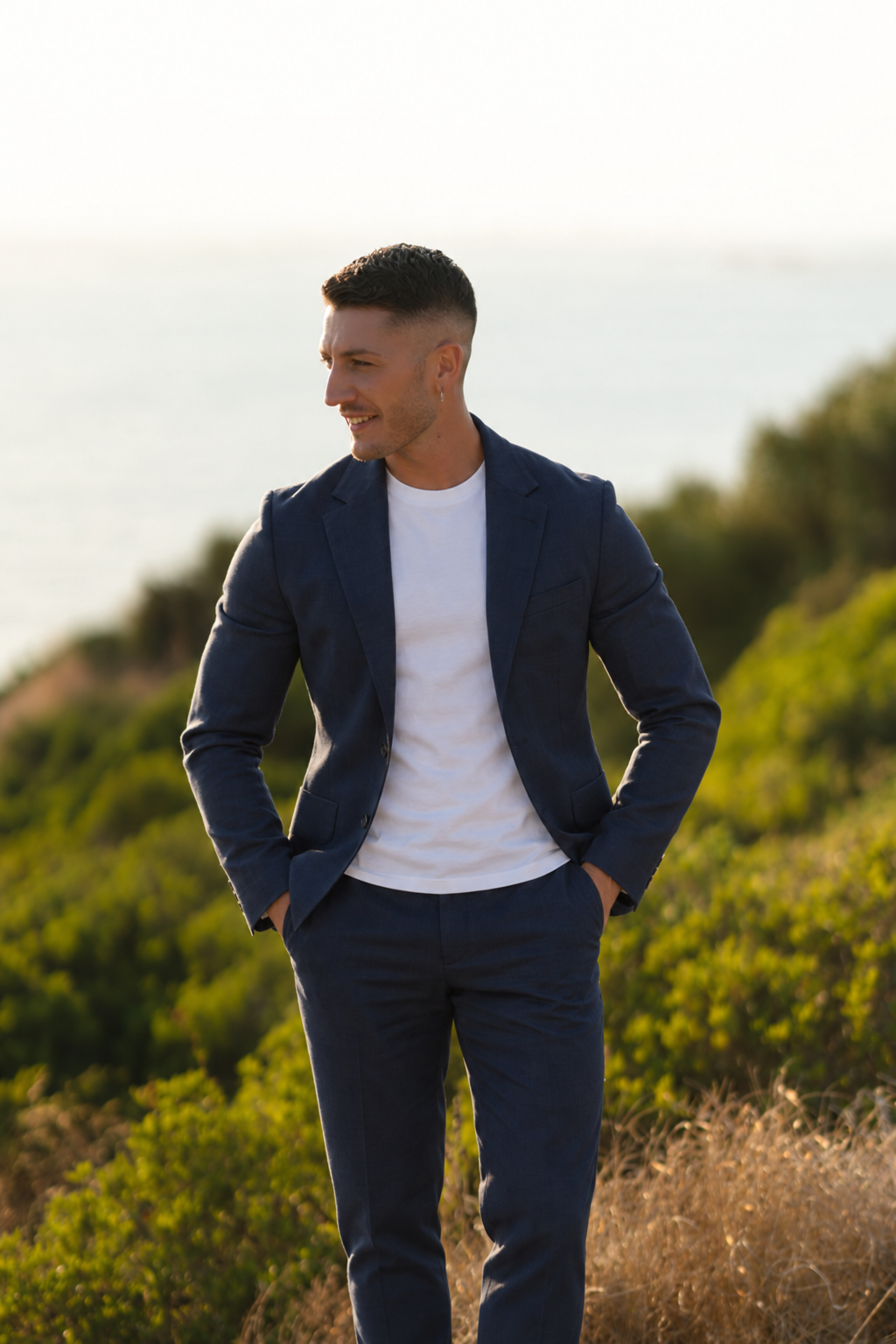 Adriano Antinori in giacca blu e maglietta bianca